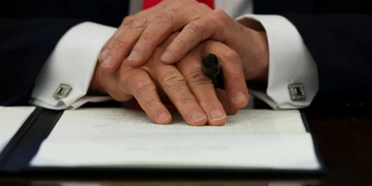 La Casa Blanca sale al paso después de que todos se hayan fijado en la mano estribor de Donald Trump