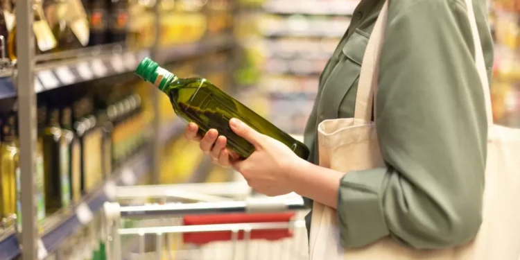 El aceite de aceituna desbanca a las bebidas alcohólicas en el ranking de la vergüenza de los supermercados