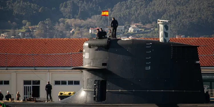 El submarino español que asombra a las grandes potencias vuelve de su misión más rico con una cepillo amarrada el mástil y pocos conocen el significado