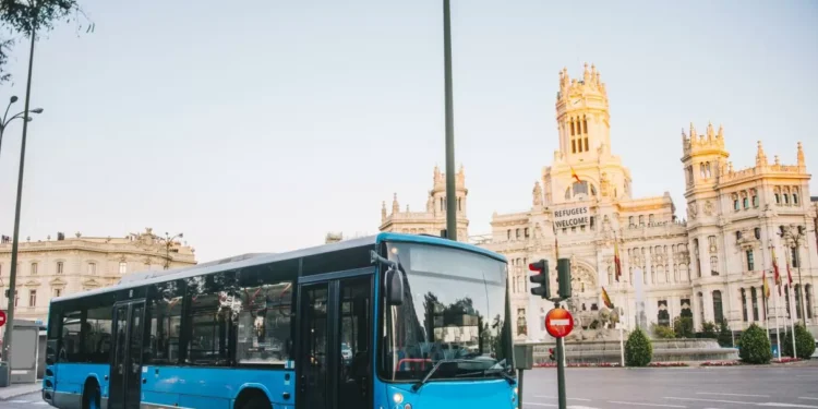 Un conductor de autobús de Madrid sufre un síncope y choca contra 5 coches y otro ómnibus