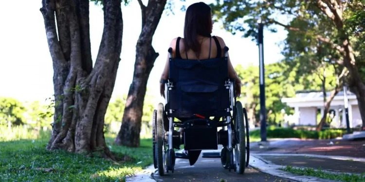 De la silla de ruedas a volver a caminar: el tratamiento experimental que ha cambiado la vida de una damisela con ELA